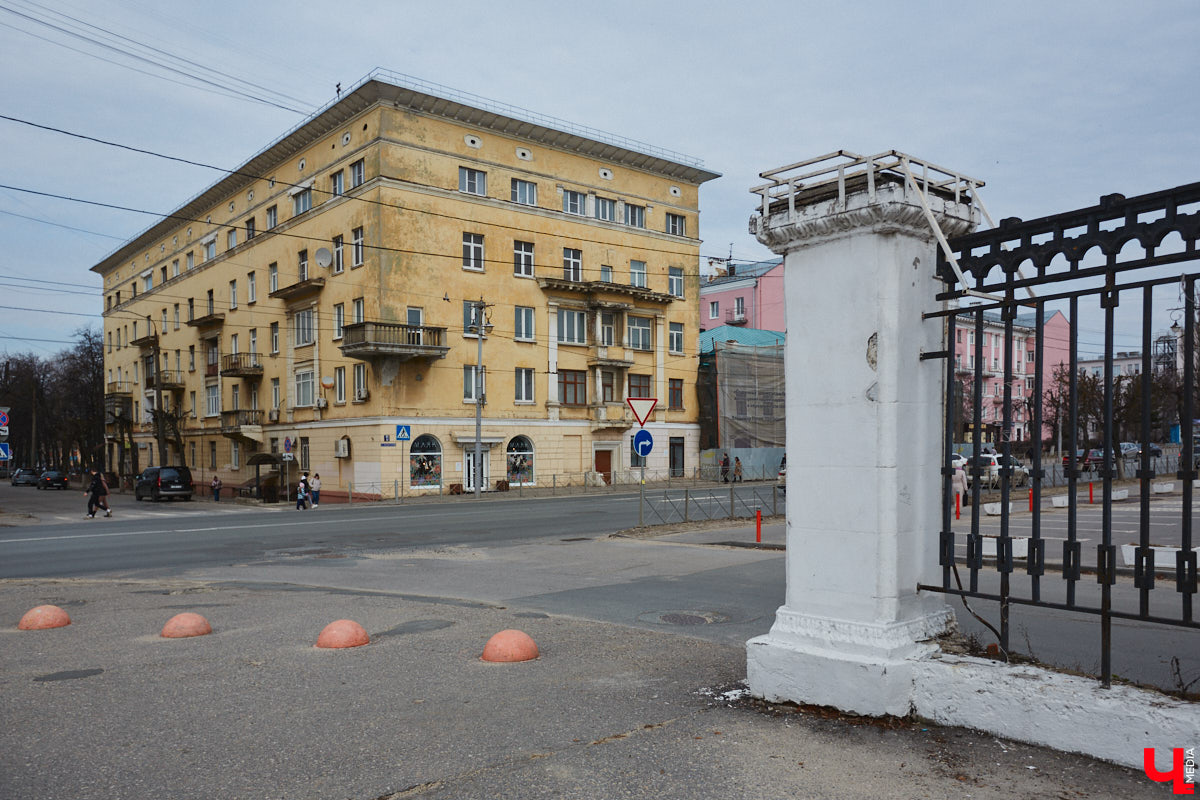 Пока Золотые ворота коротают свой век под зеленой сеткой, другие центральные объекты готовятся к обновлению. Среди них и дом по соседству, и автовокзал, и даже казармы, которые находятся в критическом состоянии.