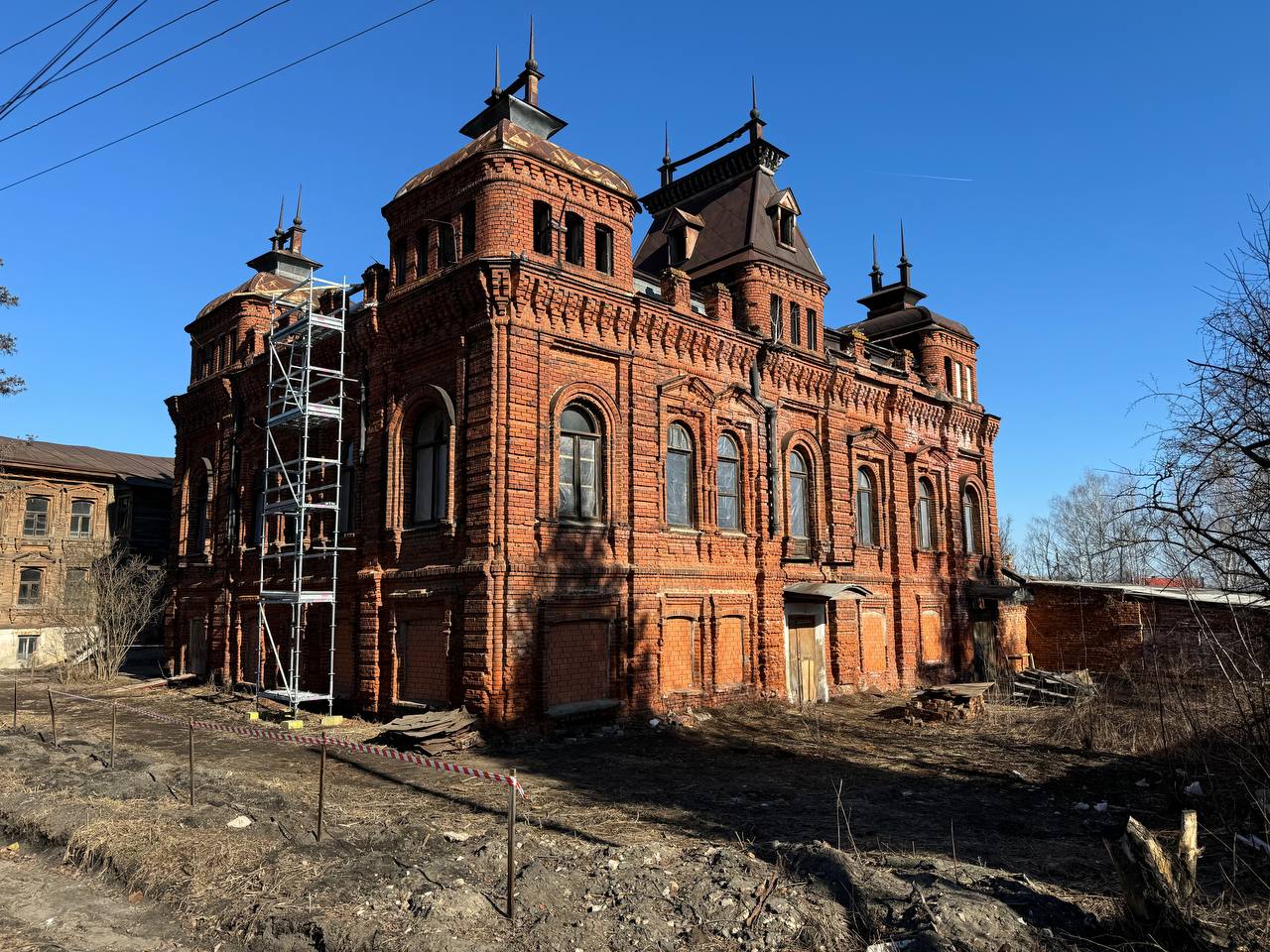 Владимирскую область то и дело посещают селебрити. Одни выбирают ее, чтобы отдохнуть от московского ритма, другие — для рабочих поездок. Какие звезды навестили наш регион в 2025 году и чем они здесь занимались — в материале «Ключ-Медиа».