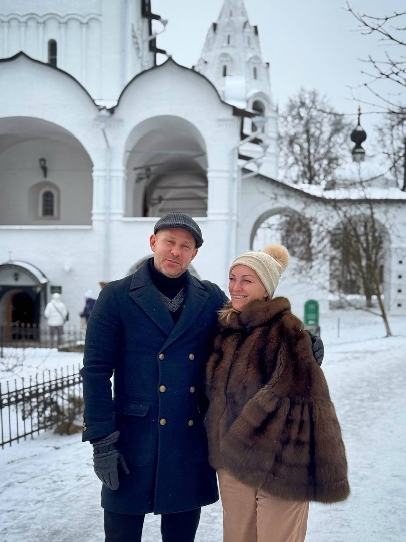 Владимирскую область то и дело посещают селебрити. Одни выбирают ее, чтобы отдохнуть от московского ритма, другие — для рабочих поездок. Какие звезды навестили наш регион в 2025 году и чем они здесь занимались — в материале «Ключ-Медиа».