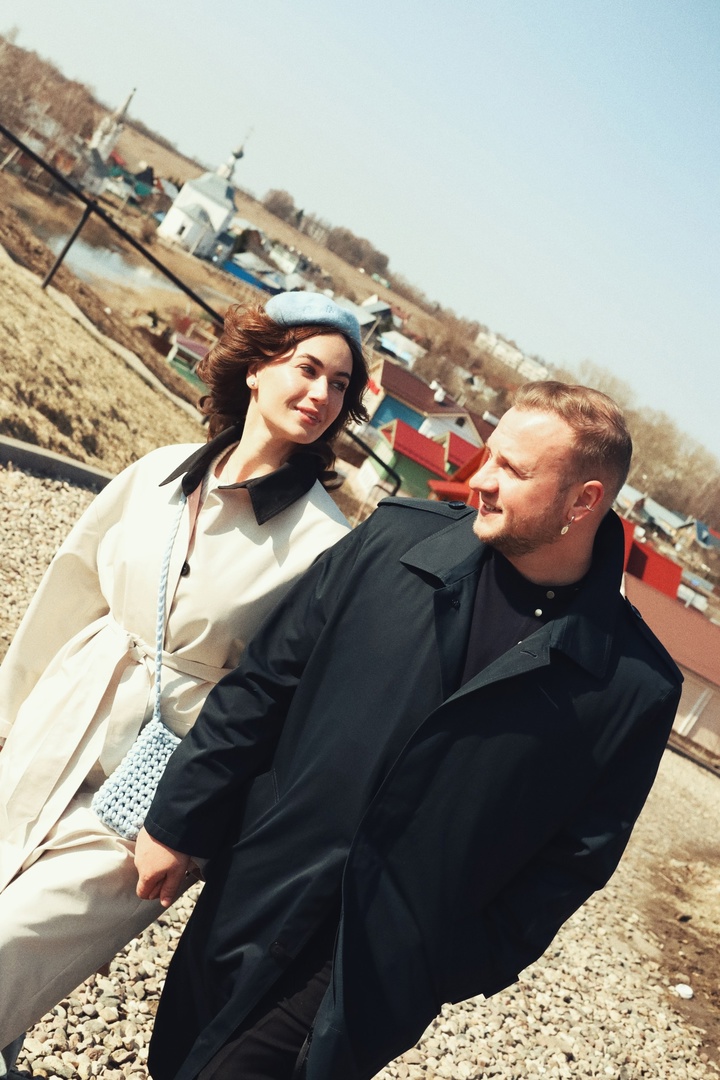 Владимирскую область то и дело посещают селебрити. Одни выбирают ее, чтобы отдохнуть от московского ритма, другие — для рабочих поездок. Какие звезды навестили наш регион в 2025 году и чем они здесь занимались — в материале «Ключ-Медиа».