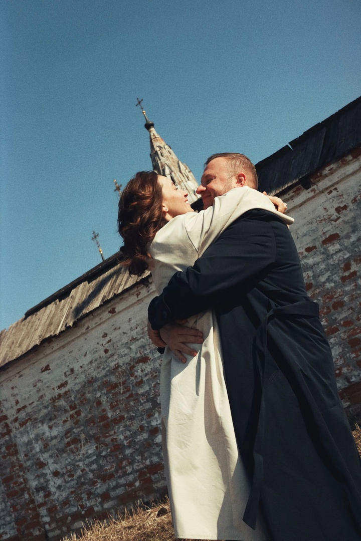 Владимирскую область то и дело посещают селебрити. Одни выбирают ее, чтобы отдохнуть от московского ритма, другие — для рабочих поездок. Какие звезды навестили наш регион в 2025 году и чем они здесь занимались — в материале «Ключ-Медиа».