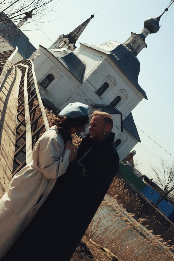 Владимирскую область то и дело посещают селебрити. Одни выбирают ее, чтобы отдохнуть от московского ритма, другие — для рабочих поездок. Какие звезды навестили наш регион в 2025 году и чем они здесь занимались — в материале «Ключ-Медиа».