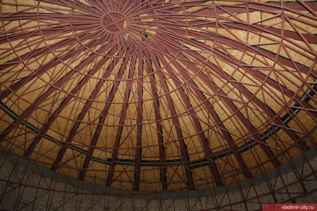 Владимирский планетарий готовится к переезду. Ремонт в новом здании уже стартовал, на его проведение выделено 50 миллионов рублей. Как только работы завершатся, космическая экспозиция покинет стены Николо-Кремлевской церкви, в которых располагалась с 1962 года. По новому адресу посетителей будут ждать огромный купол над головой и проекция звездного неба под ногами. Что еще? Рассказываем в деталях!