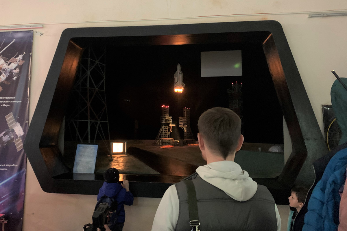 Владимирский планетарий готовится к переезду. Ремонт в новом здании уже стартовал, на его проведение выделено 50 миллионов рублей. Как только работы завершатся, космическая экспозиция покинет стены Николо-Кремлевской церкви, в которых располагалась с 1962 года. По новому адресу посетителей будут ждать огромный купол над головой и проекция звездного неба под ногами. Что еще? Рассказываем в деталях!