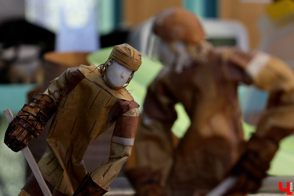 В Юрьев-Польском районе живет удивительный мастер, разработавший уникальную технологию создания пластичных скульптур из бересты. Все статуэтки словно живые. Подобной динамики мужчина добивается благодаря изгибам фигуры, складкам на одежде и другим деталям. Не верите, что это возможно? Смотрите наш фоторепортаж!