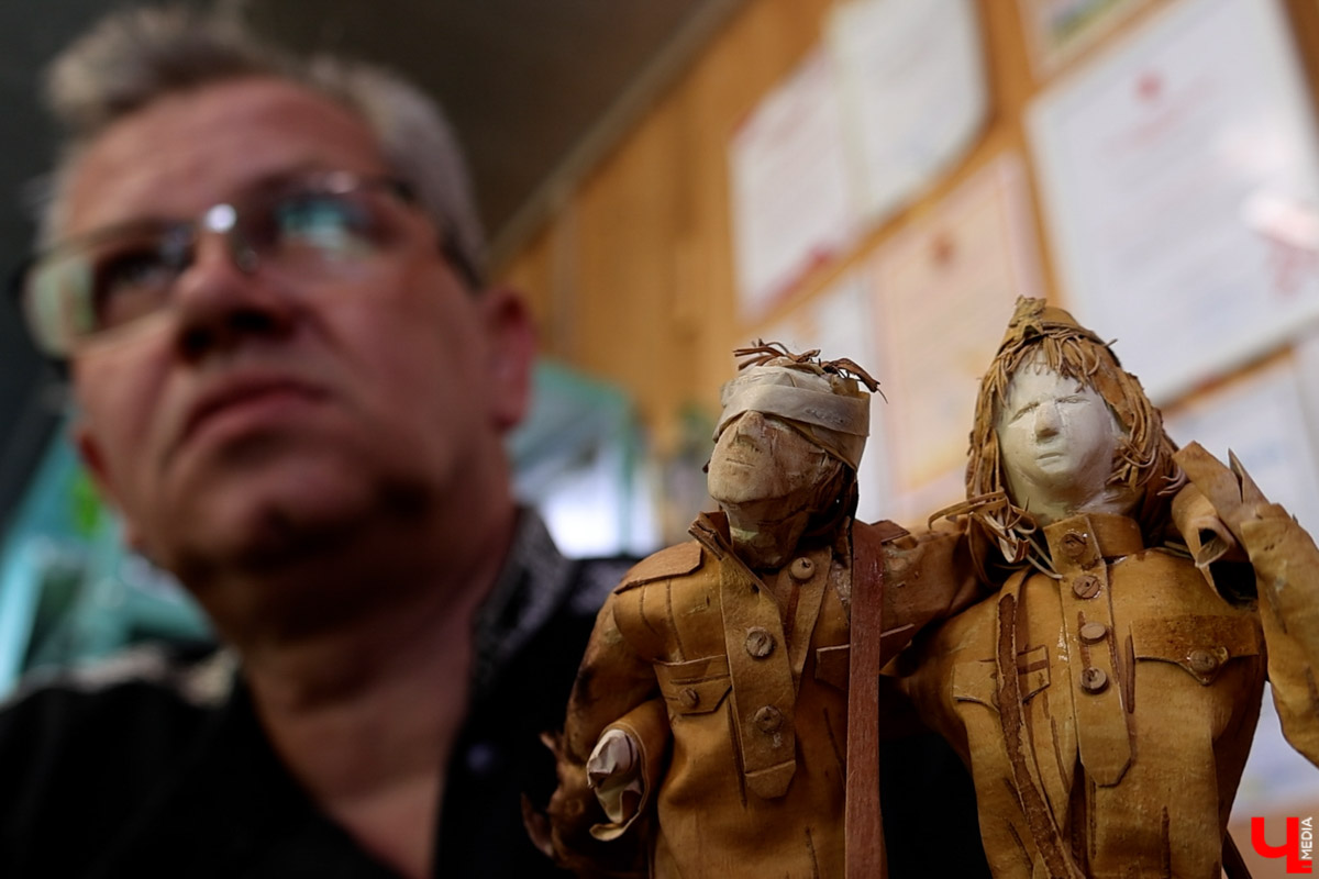 В Юрьев-Польском районе живет удивительный мастер, разработавший уникальную технологию создания пластичных скульптур из бересты. Все статуэтки словно живые. Подобной динамики мужчина добивается благодаря изгибам фигуры, складкам на одежде и другим деталям. Не верите, что это возможно? Смотрите наш фоторепортаж!