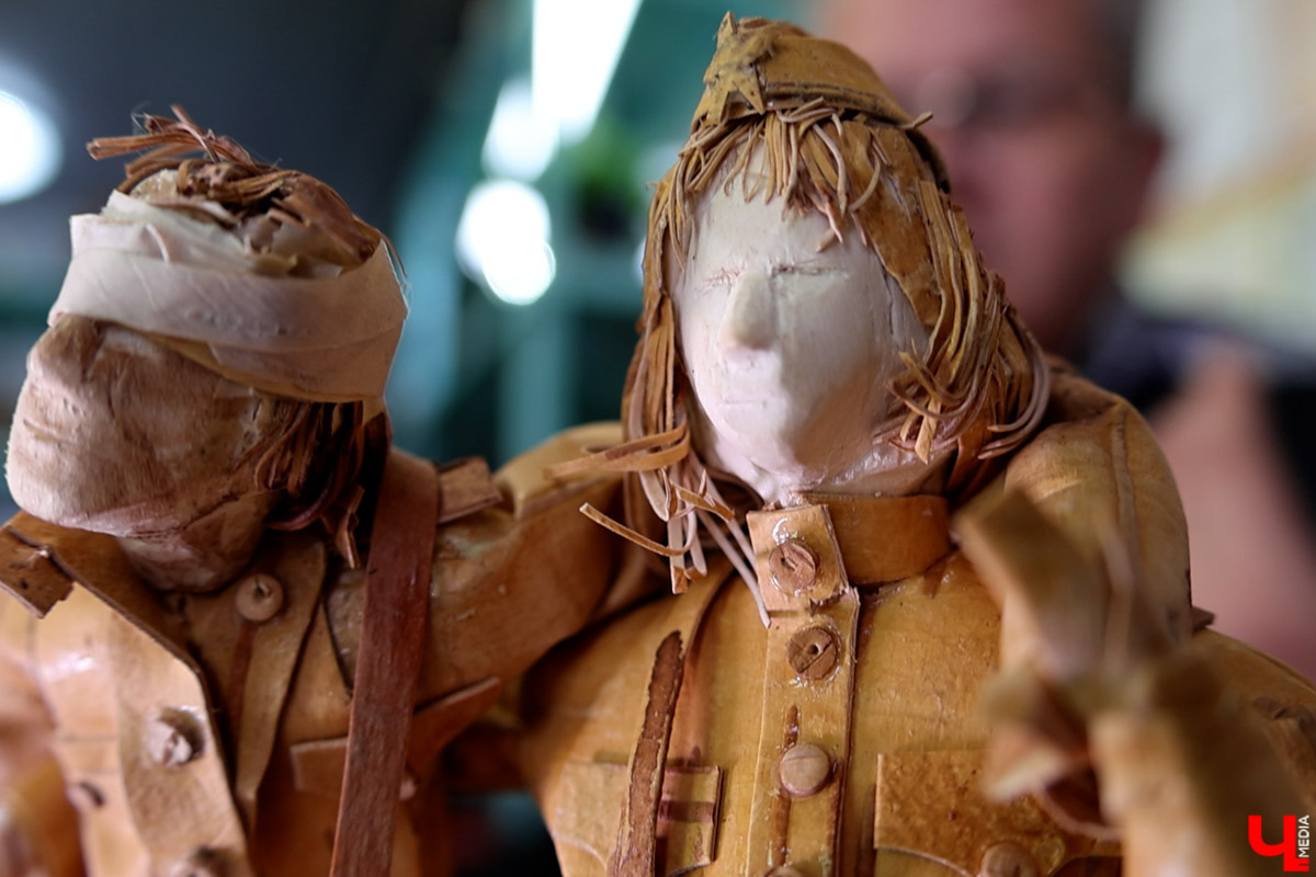 В Юрьев-Польском районе живет удивительный мастер, разработавший уникальную технологию создания пластичных скульптур из бересты. Все статуэтки словно живые. Подобной динамики мужчина добивается благодаря изгибам фигуры, складкам на одежде и другим деталям. Не верите, что это возможно? Смотрите наш фоторепортаж!