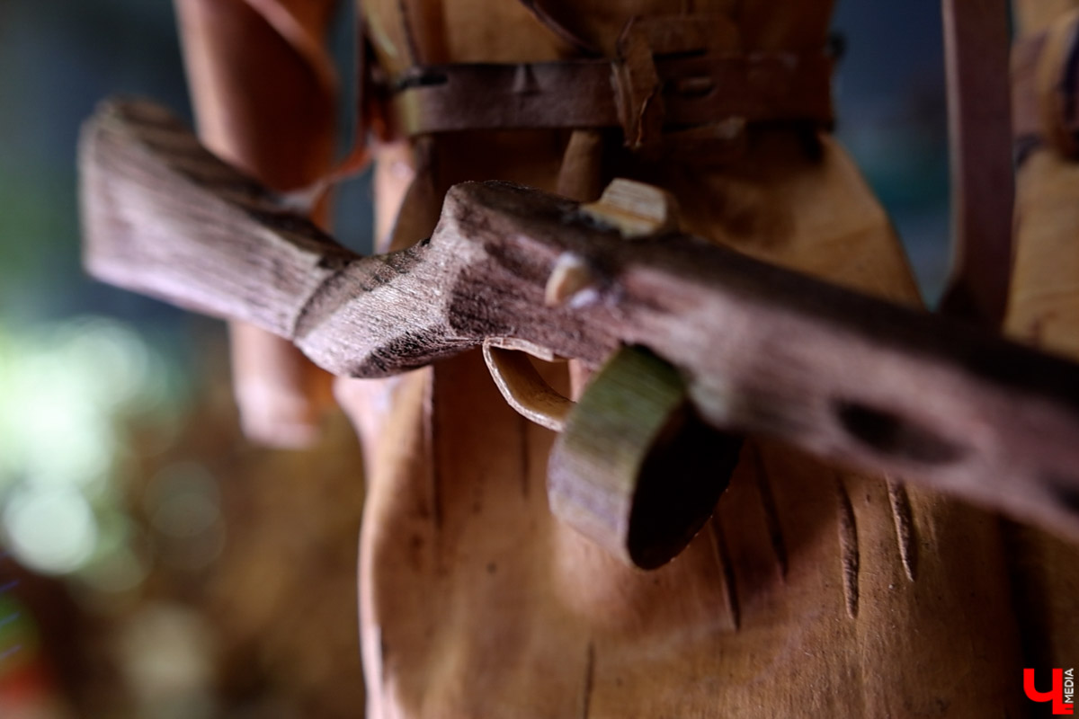 В Юрьев-Польском районе живет удивительный мастер, разработавший уникальную технологию создания пластичных скульптур из бересты. Все статуэтки словно живые. Подобной динамики мужчина добивается благодаря изгибам фигуры, складкам на одежде и другим деталям. Не верите, что это возможно? Смотрите наш фоторепортаж!