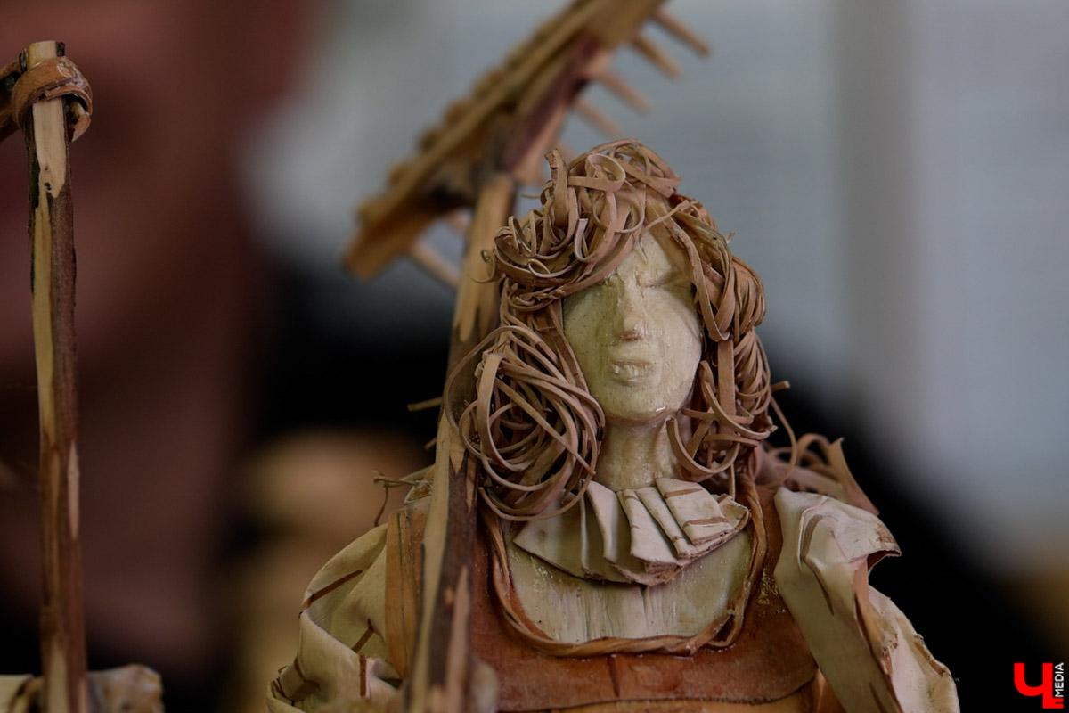 В Юрьев-Польском районе живет удивительный мастер, разработавший уникальную технологию создания пластичных скульптур из бересты. Все статуэтки словно живые. Подобной динамики мужчина добивается благодаря изгибам фигуры, складкам на одежде и другим деталям. Не верите, что это возможно? Смотрите наш фоторепортаж!