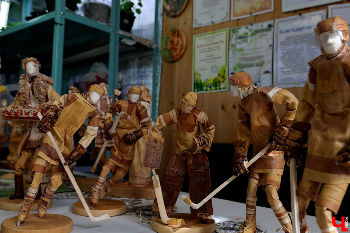 В Юрьев-Польском районе живет удивительный мастер, разработавший уникальную технологию создания пластичных скульптур из бересты. Все статуэтки словно живые. Подобной динамики мужчина добивается благодаря изгибам фигуры, складкам на одежде и другим деталям. Не верите, что это возможно? Смотрите наш фоторепортаж!