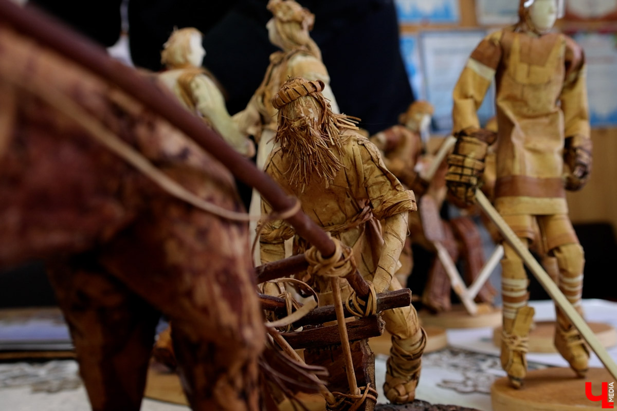 В Юрьев-Польском районе живет удивительный мастер, разработавший уникальную технологию создания пластичных скульптур из бересты. Все статуэтки словно живые. Подобной динамики мужчина добивается благодаря изгибам фигуры, складкам на одежде и другим деталям. Не верите, что это возможно? Смотрите наш фоторепортаж!