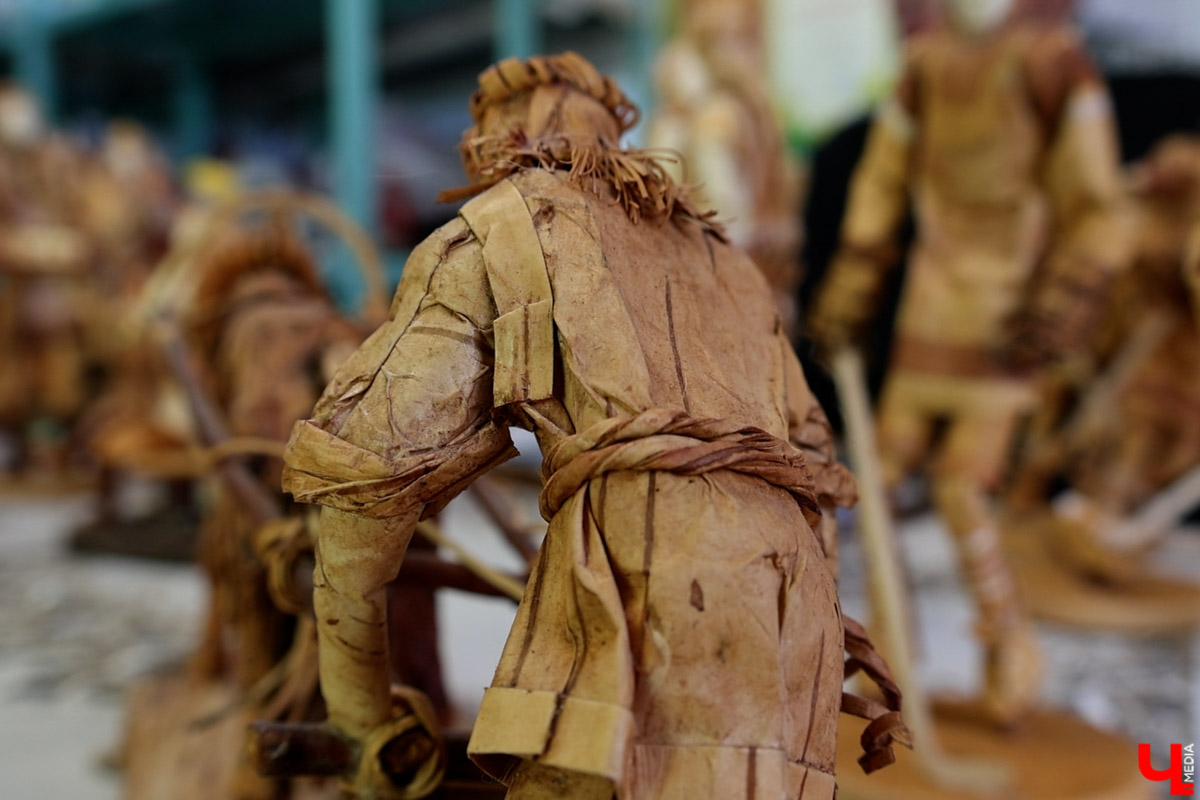 В Юрьев-Польском районе живет удивительный мастер, разработавший уникальную технологию создания пластичных скульптур из бересты. Все статуэтки словно живые. Подобной динамики мужчина добивается благодаря изгибам фигуры, складкам на одежде и другим деталям. Не верите, что это возможно? Смотрите наш фоторепортаж!