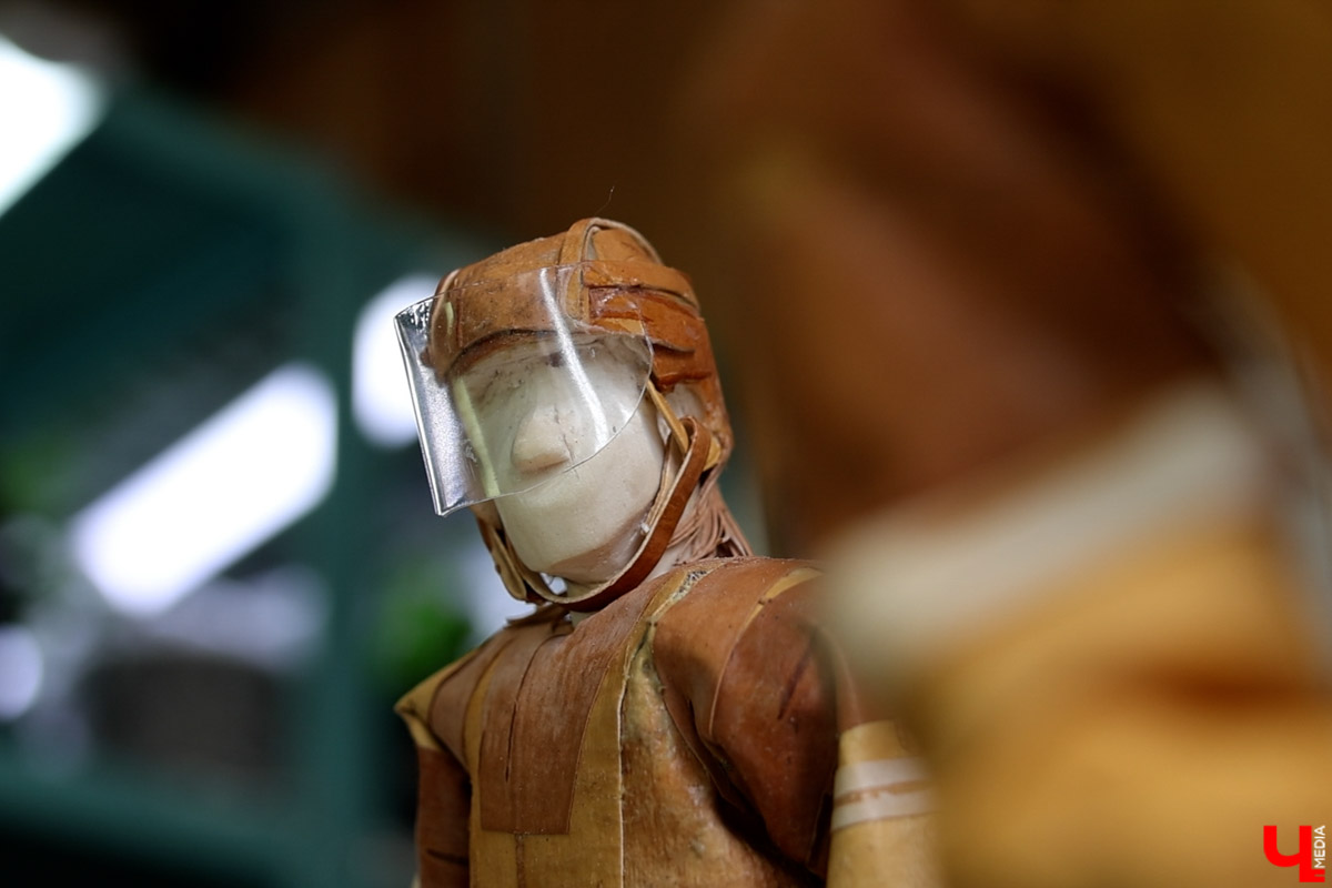 В Юрьев-Польском районе живет удивительный мастер, разработавший уникальную технологию создания пластичных скульптур из бересты. Все статуэтки словно живые. Подобной динамики мужчина добивается благодаря изгибам фигуры, складкам на одежде и другим деталям. Не верите, что это возможно? Смотрите наш фоторепортаж!