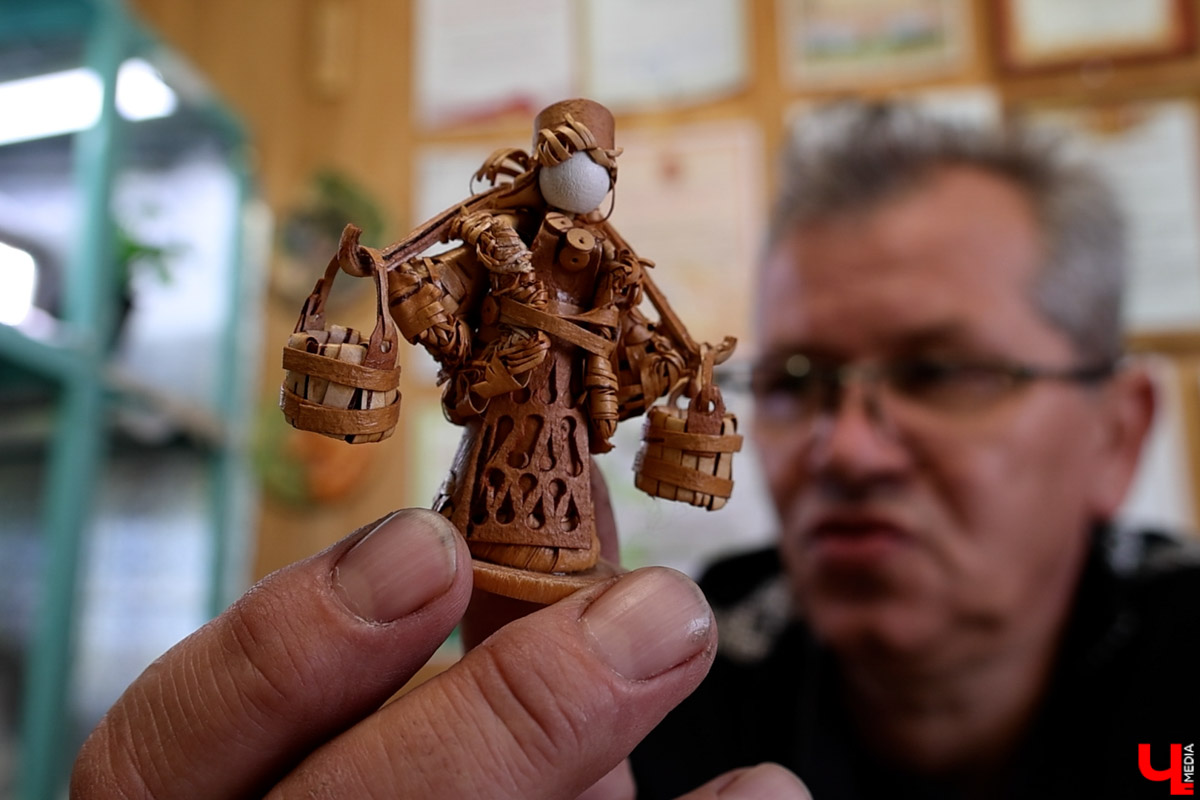 В Юрьев-Польском районе живет удивительный мастер, разработавший уникальную технологию создания пластичных скульптур из бересты. Все статуэтки словно живые. Подобной динамики мужчина добивается благодаря изгибам фигуры, складкам на одежде и другим деталям. Не верите, что это возможно? Смотрите наш фоторепортаж!
