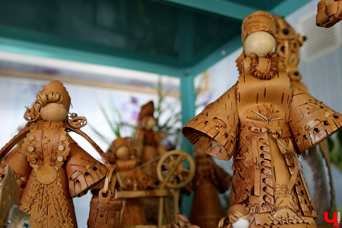 В Юрьев-Польском районе живет удивительный мастер, разработавший уникальную технологию создания пластичных скульптур из бересты. Все статуэтки словно живые. Подобной динамики мужчина добивается благодаря изгибам фигуры, складкам на одежде и другим деталям. Не верите, что это возможно? Смотрите наш фоторепортаж!