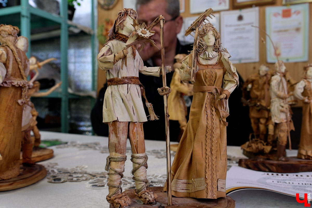 В Юрьев-Польском районе живет удивительный мастер, разработавший уникальную технологию создания пластичных скульптур из бересты. Все статуэтки словно живые. Подобной динамики мужчина добивается благодаря изгибам фигуры, складкам на одежде и другим деталям. Не верите, что это возможно? Смотрите наш фоторепортаж!