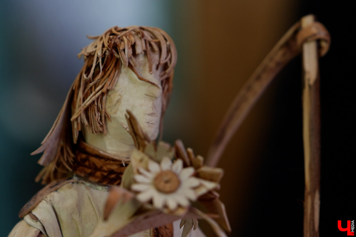 В Юрьев-Польском районе живет удивительный мастер, разработавший уникальную технологию создания пластичных скульптур из бересты. Все статуэтки словно живые. Подобной динамики мужчина добивается благодаря изгибам фигуры, складкам на одежде и другим деталям. Не верите, что это возможно? Смотрите наш фоторепортаж!