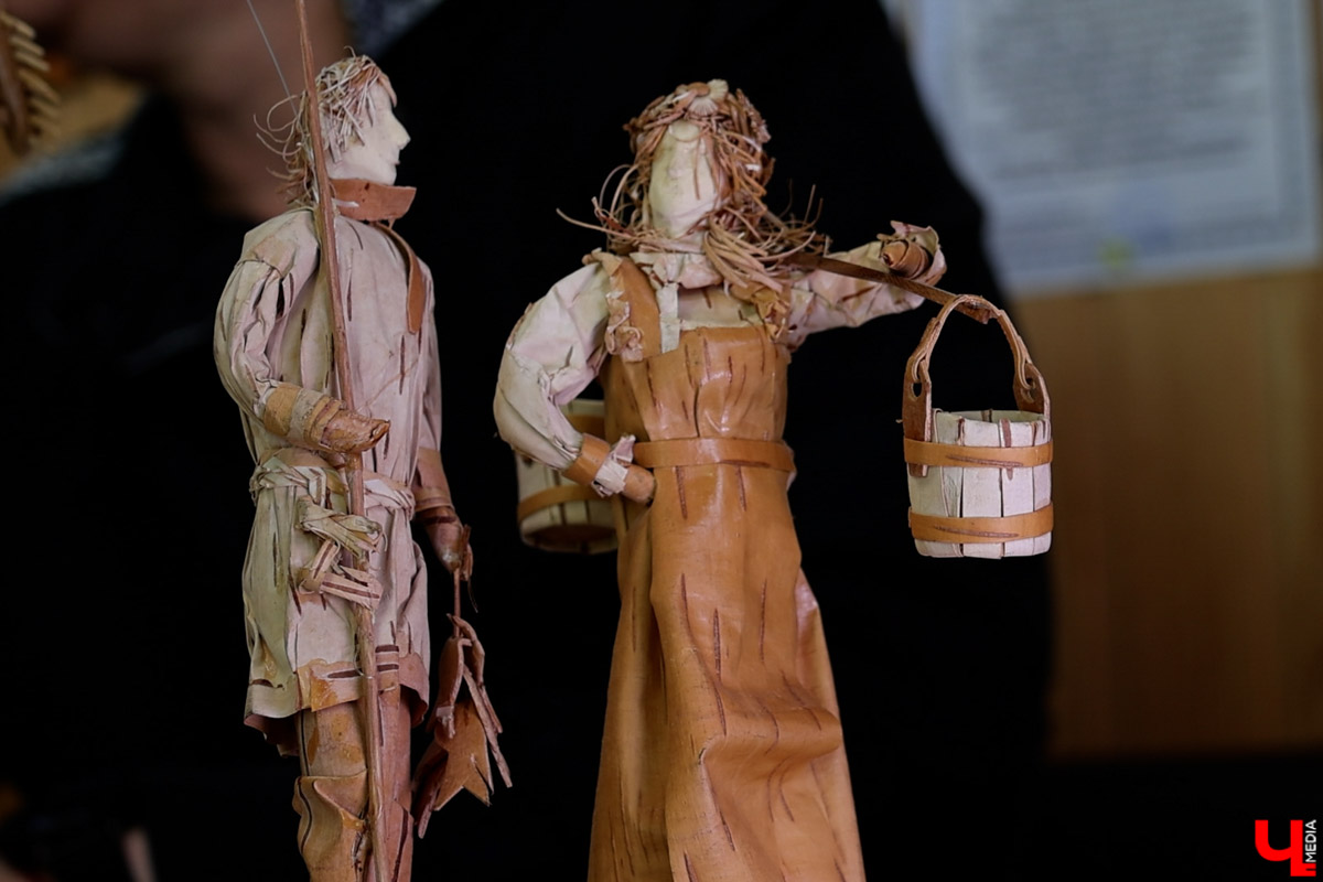 В Юрьев-Польском районе живет удивительный мастер, разработавший уникальную технологию создания пластичных скульптур из бересты. Все статуэтки словно живые. Подобной динамики мужчина добивается благодаря изгибам фигуры, складкам на одежде и другим деталям. Не верите, что это возможно? Смотрите наш фоторепортаж!