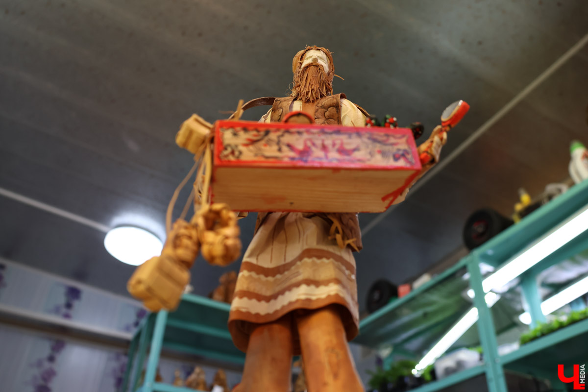 В Юрьев-Польском районе живет удивительный мастер, разработавший уникальную технологию создания пластичных скульптур из бересты. Все статуэтки словно живые. Подобной динамики мужчина добивается благодаря изгибам фигуры, складкам на одежде и другим деталям. Не верите, что это возможно? Смотрите наш фоторепортаж!