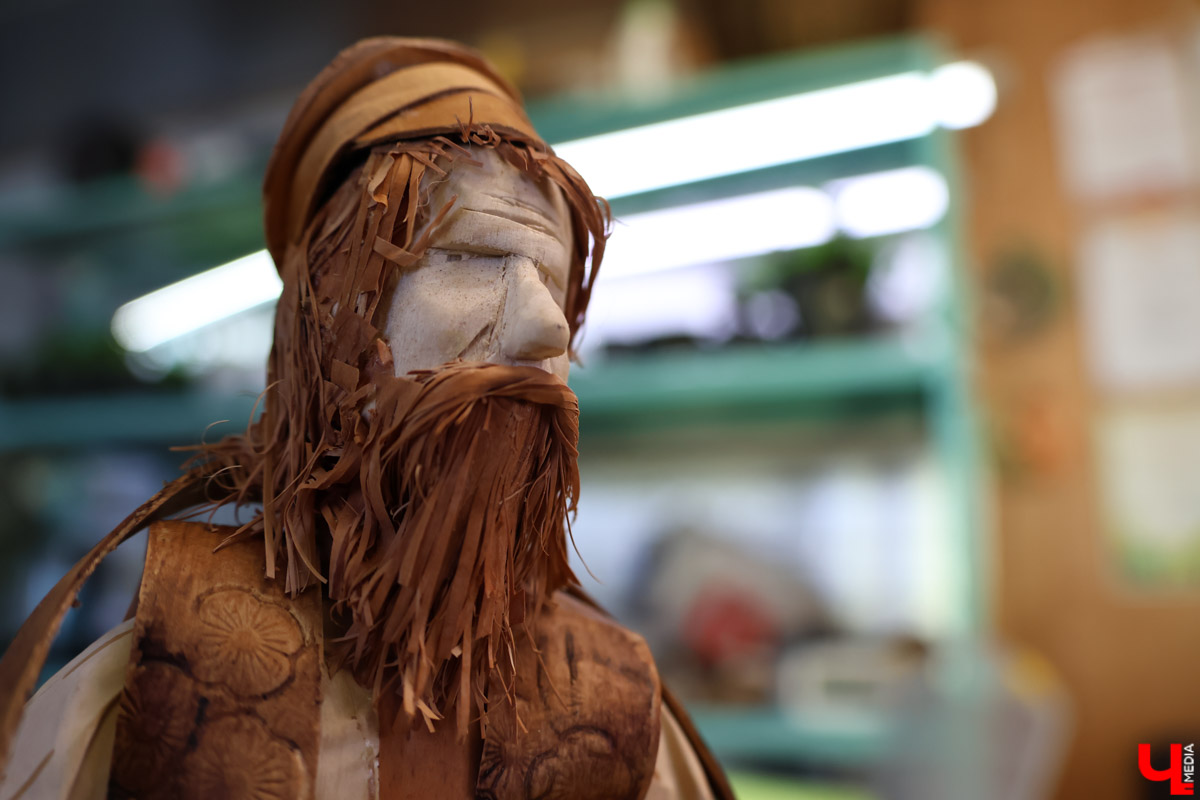 В Юрьев-Польском районе живет удивительный мастер, разработавший уникальную технологию создания пластичных скульптур из бересты. Все статуэтки словно живые. Подобной динамики мужчина добивается благодаря изгибам фигуры, складкам на одежде и другим деталям. Не верите, что это возможно? Смотрите наш фоторепортаж!