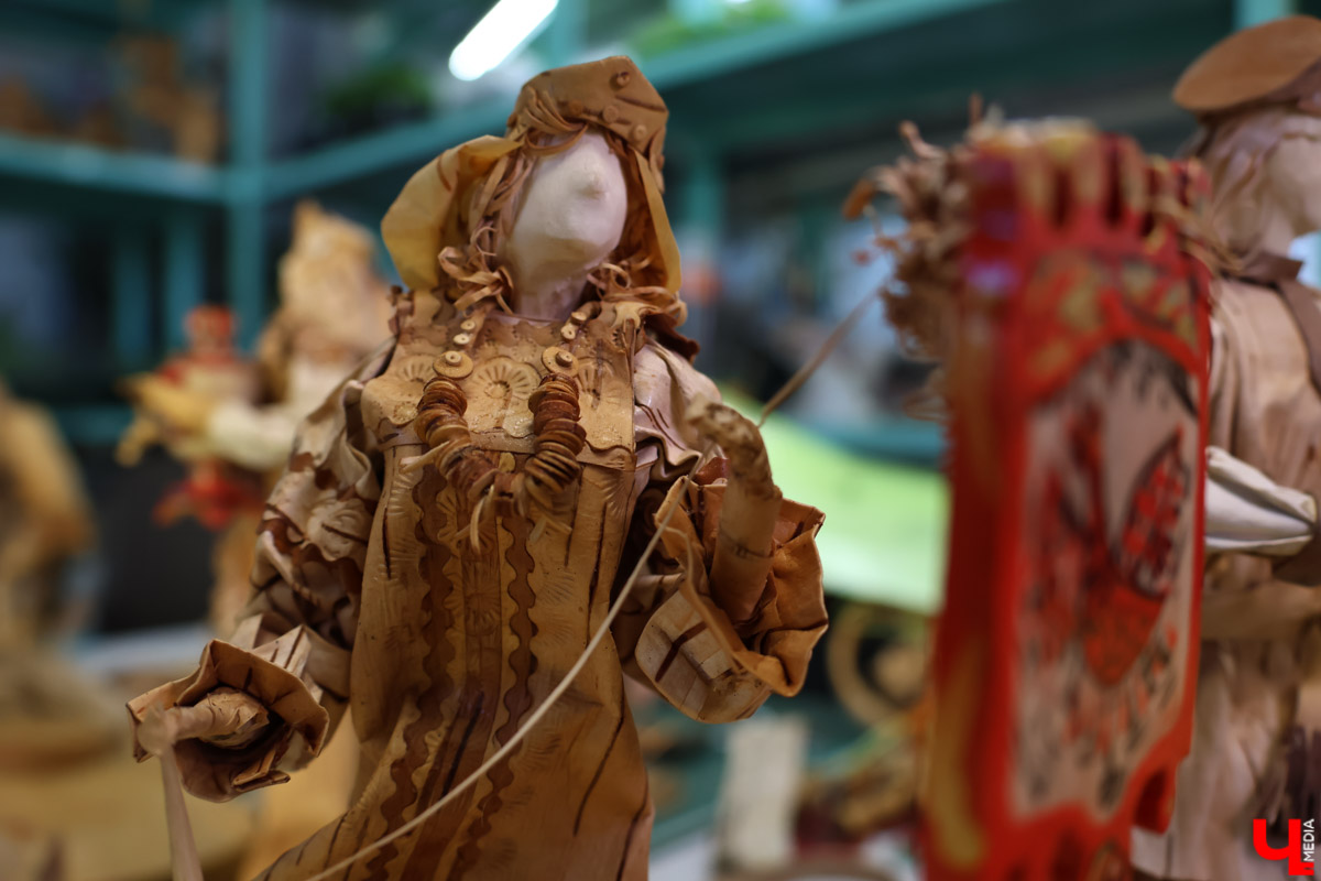 В Юрьев-Польском районе живет удивительный мастер, разработавший уникальную технологию создания пластичных скульптур из бересты. Все статуэтки словно живые. Подобной динамики мужчина добивается благодаря изгибам фигуры, складкам на одежде и другим деталям. Не верите, что это возможно? Смотрите наш фоторепортаж!