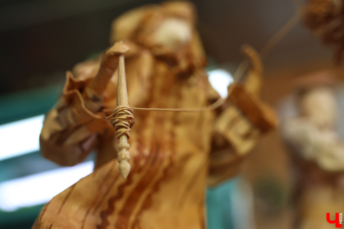 В Юрьев-Польском районе живет удивительный мастер, разработавший уникальную технологию создания пластичных скульптур из бересты. Все статуэтки словно живые. Подобной динамики мужчина добивается благодаря изгибам фигуры, складкам на одежде и другим деталям. Не верите, что это возможно? Смотрите наш фоторепортаж!