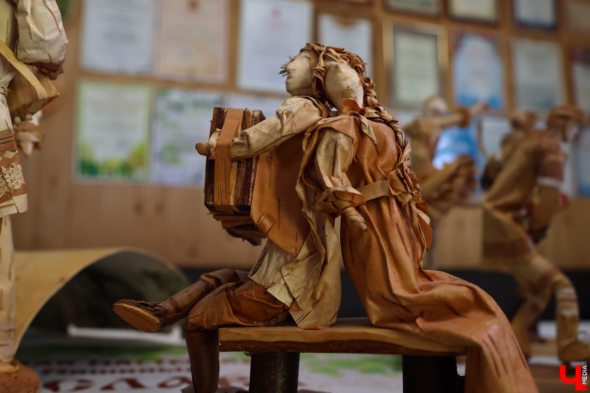 В Юрьев-Польском районе живет удивительный мастер, разработавший уникальную технологию создания пластичных скульптур из бересты. Все статуэтки словно живые. Подобной динамики мужчина добивается благодаря изгибам фигуры, складкам на одежде и другим деталям. Не верите, что это возможно? Смотрите наш фоторепортаж!