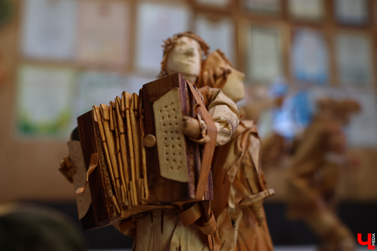 В Юрьев-Польском районе живет удивительный мастер, разработавший уникальную технологию создания пластичных скульптур из бересты. Все статуэтки словно живые. Подобной динамики мужчина добивается благодаря изгибам фигуры, складкам на одежде и другим деталям. Не верите, что это возможно? Смотрите наш фоторепортаж!