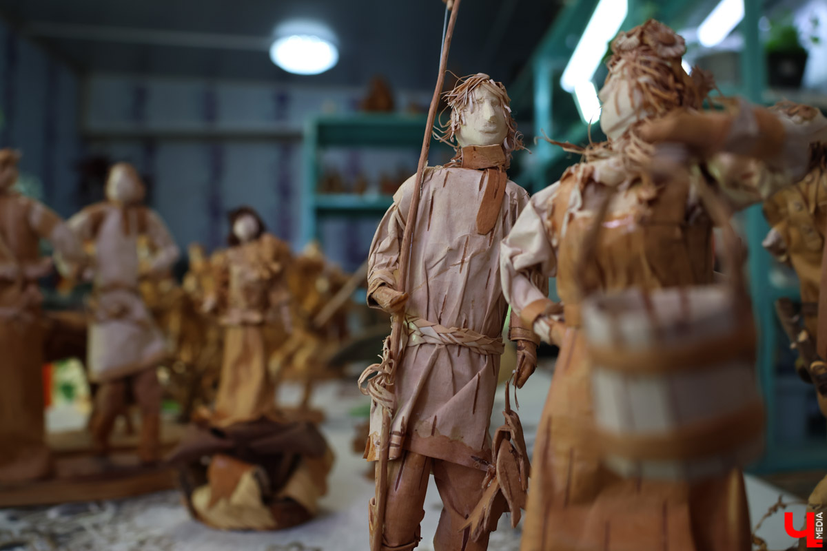 В Юрьев-Польском районе живет удивительный мастер, разработавший уникальную технологию создания пластичных скульптур из бересты. Все статуэтки словно живые. Подобной динамики мужчина добивается благодаря изгибам фигуры, складкам на одежде и другим деталям. Не верите, что это возможно? Смотрите наш фоторепортаж!