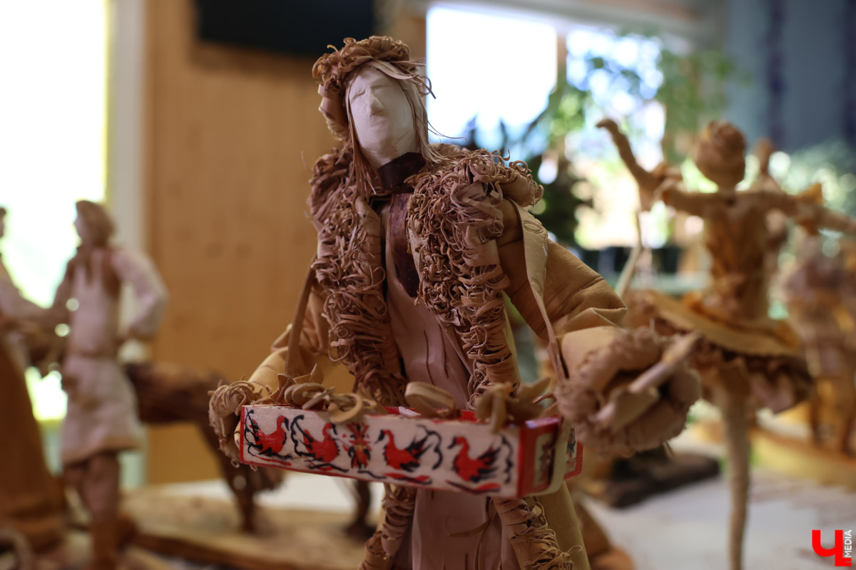 В Юрьев-Польском районе живет удивительный мастер, разработавший уникальную технологию создания пластичных скульптур из бересты. Все статуэтки словно живые. Подобной динамики мужчина добивается благодаря изгибам фигуры, складкам на одежде и другим деталям. Не верите, что это возможно? Смотрите наш фоторепортаж!