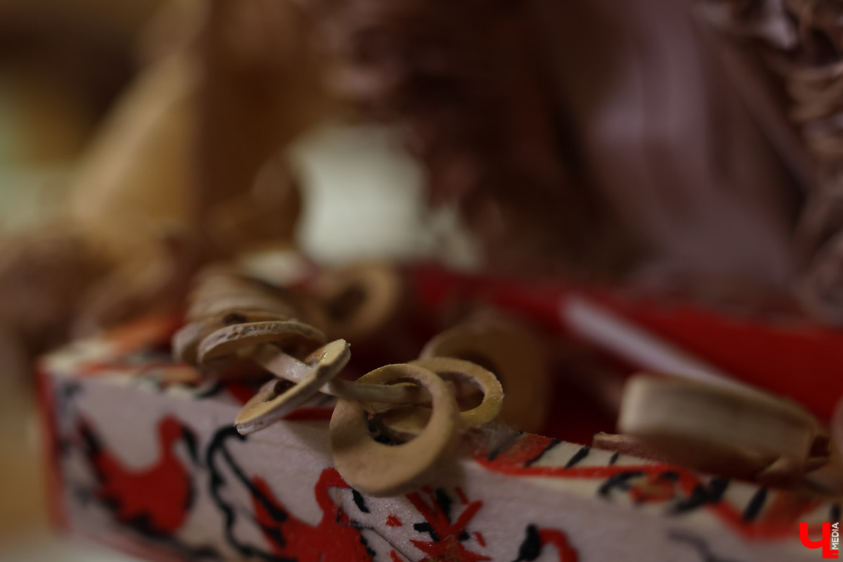 В Юрьев-Польском районе живет удивительный мастер, разработавший уникальную технологию создания пластичных скульптур из бересты. Все статуэтки словно живые. Подобной динамики мужчина добивается благодаря изгибам фигуры, складкам на одежде и другим деталям. Не верите, что это возможно? Смотрите наш фоторепортаж!