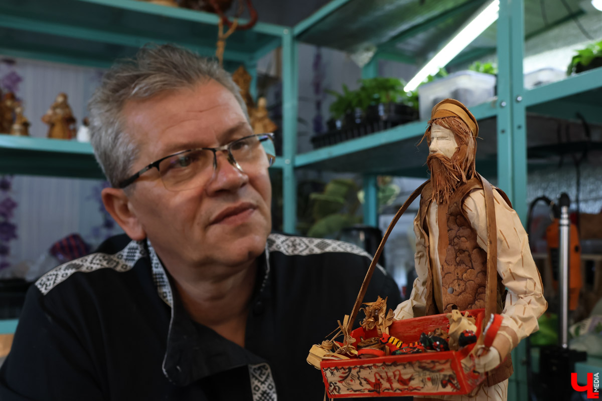 В Юрьев-Польском районе живет удивительный мастер, разработавший уникальную технологию создания пластичных скульптур из бересты. Все статуэтки словно живые. Подобной динамики мужчина добивается благодаря изгибам фигуры, складкам на одежде и другим деталям. Не верите, что это возможно? Смотрите наш фоторепортаж!