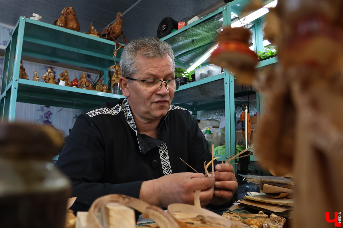 В Юрьев-Польском районе живет удивительный мастер, разработавший уникальную технологию создания пластичных скульптур из бересты. Все статуэтки словно живые. Подобной динамики мужчина добивается благодаря изгибам фигуры, складкам на одежде и другим деталям. Не верите, что это возможно? Смотрите наш фоторепортаж!