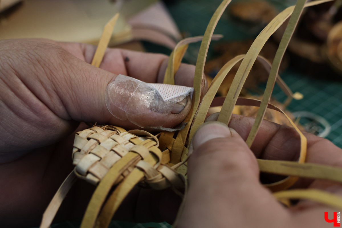 В Юрьев-Польском районе живет удивительный мастер, разработавший уникальную технологию создания пластичных скульптур из бересты. Все статуэтки словно живые. Подобной динамики мужчина добивается благодаря изгибам фигуры, складкам на одежде и другим деталям. Не верите, что это возможно? Смотрите наш фоторепортаж!