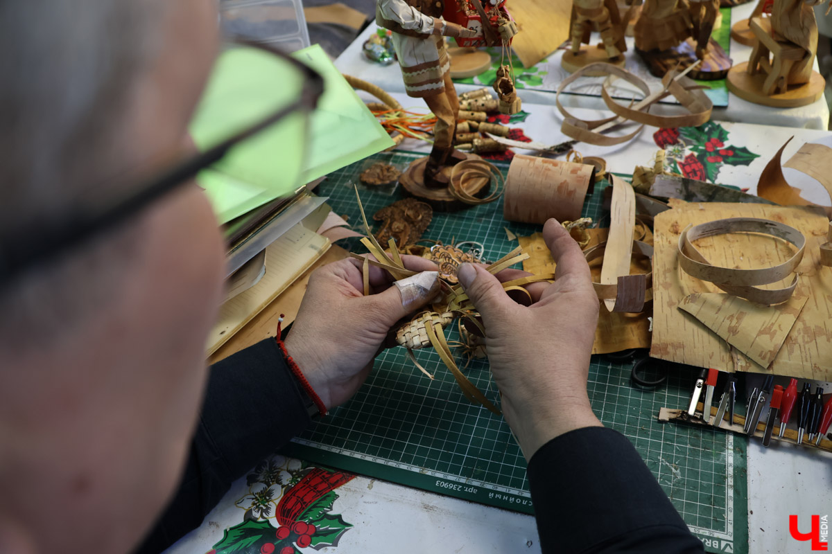В Юрьев-Польском районе живет удивительный мастер, разработавший уникальную технологию создания пластичных скульптур из бересты. Все статуэтки словно живые. Подобной динамики мужчина добивается благодаря изгибам фигуры, складкам на одежде и другим деталям. Не верите, что это возможно? Смотрите наш фоторепортаж!