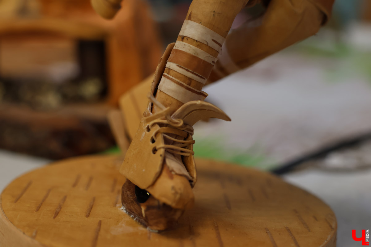 В Юрьев-Польском районе живет удивительный мастер, разработавший уникальную технологию создания пластичных скульптур из бересты. Все статуэтки словно живые. Подобной динамики мужчина добивается благодаря изгибам фигуры, складкам на одежде и другим деталям. Не верите, что это возможно? Смотрите наш фоторепортаж!