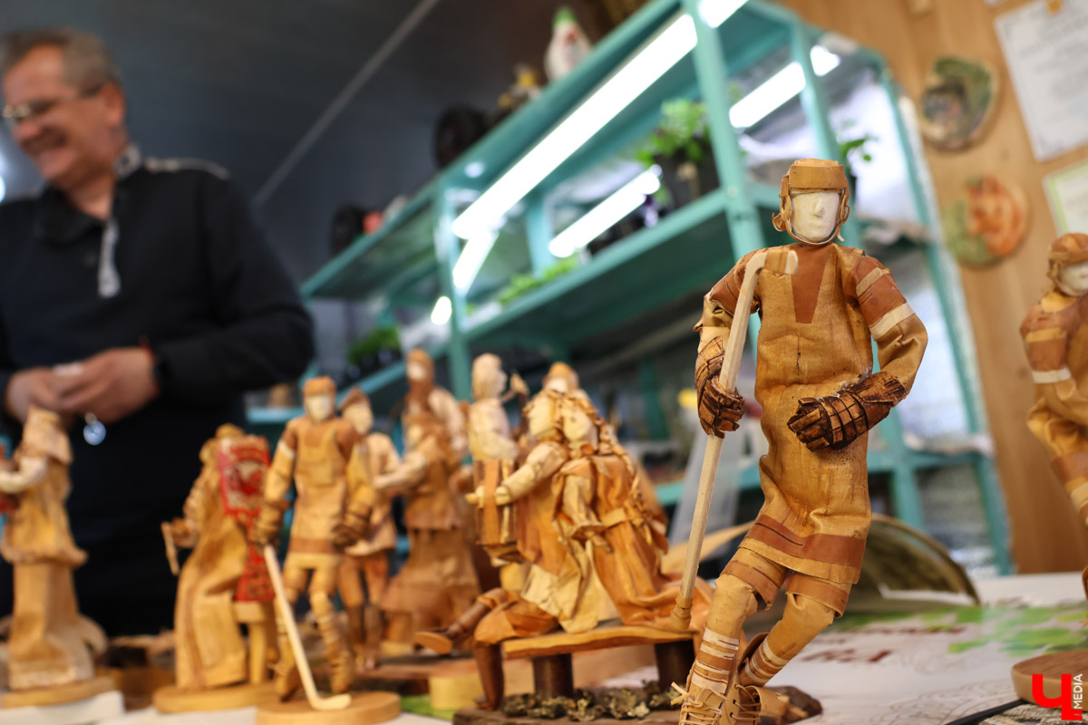 В Юрьев-Польском районе живет удивительный мастер, разработавший уникальную технологию создания пластичных скульптур из бересты. Все статуэтки словно живые. Подобной динамики мужчина добивается благодаря изгибам фигуры, складкам на одежде и другим деталям. Не верите, что это возможно? Смотрите наш фоторепортаж!