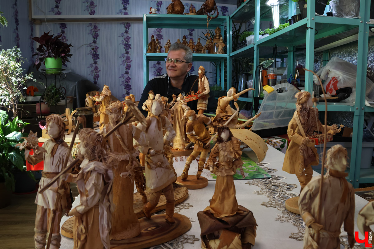 В Юрьев-Польском районе живет удивительный мастер, разработавший уникальную технологию создания пластичных скульптур из бересты. Все статуэтки словно живые. Подобной динамики мужчина добивается благодаря изгибам фигуры, складкам на одежде и другим деталям. Не верите, что это возможно? Смотрите наш фоторепортаж!