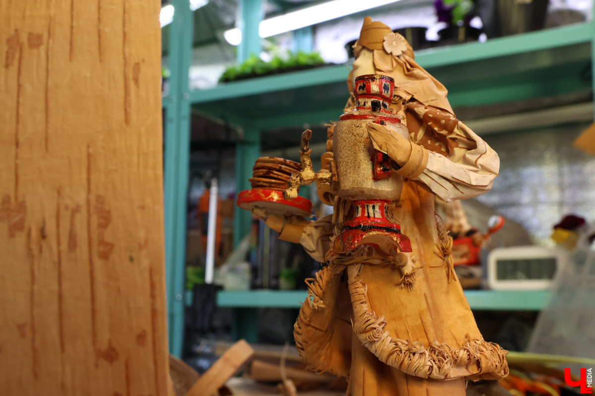 В Юрьев-Польском районе живет удивительный мастер, разработавший уникальную технологию создания пластичных скульптур из бересты. Все статуэтки словно живые. Подобной динамики мужчина добивается благодаря изгибам фигуры, складкам на одежде и другим деталям. Не верите, что это возможно? Смотрите наш фоторепортаж!