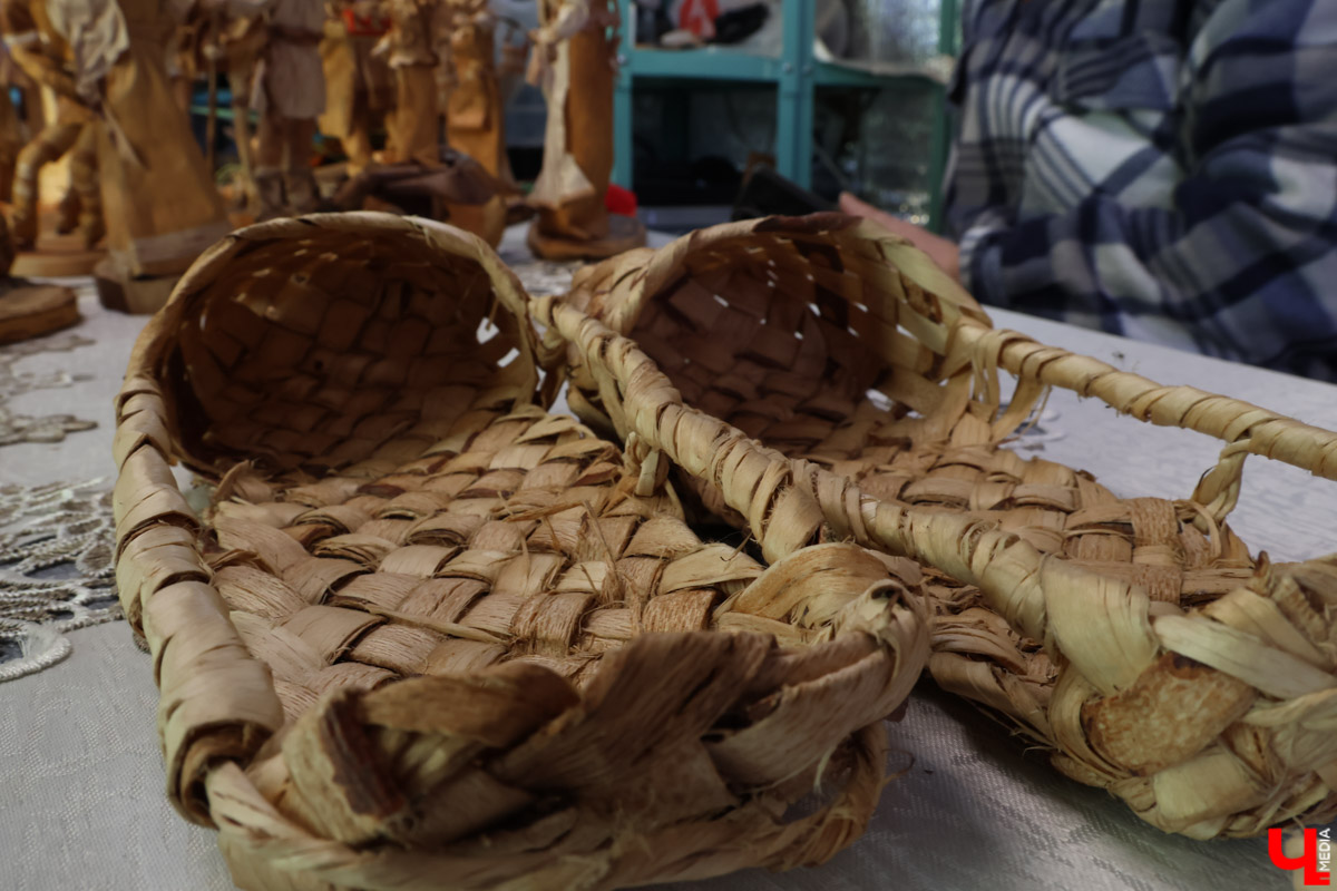 В Юрьев-Польском районе живет удивительный мастер, разработавший уникальную технологию создания пластичных скульптур из бересты. Все статуэтки словно живые. Подобной динамики мужчина добивается благодаря изгибам фигуры, складкам на одежде и другим деталям. Не верите, что это возможно? Смотрите наш фоторепортаж!