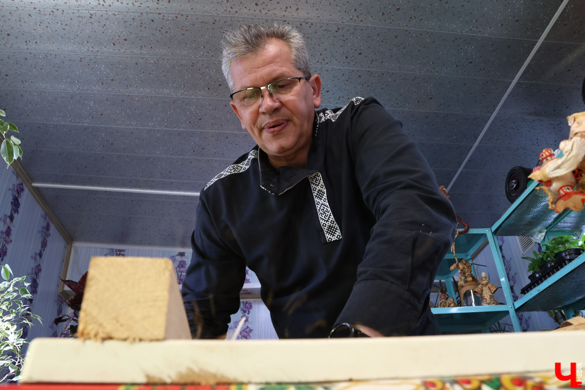 В Юрьев-Польском районе живет удивительный мастер, разработавший уникальную технологию создания пластичных скульптур из бересты. Все статуэтки словно живые. Подобной динамики мужчина добивается благодаря изгибам фигуры, складкам на одежде и другим деталям. Не верите, что это возможно? Смотрите наш фоторепортаж!