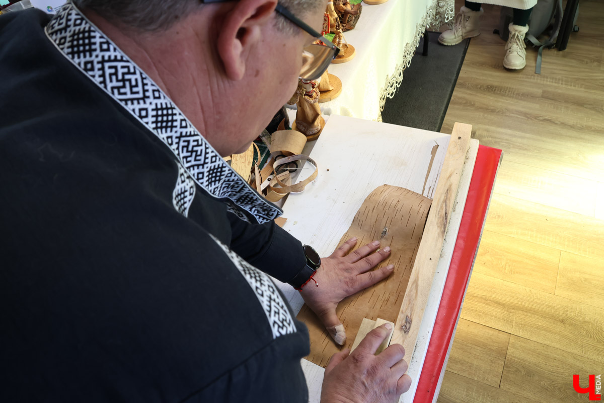 В Юрьев-Польском районе живет удивительный мастер, разработавший уникальную технологию создания пластичных скульптур из бересты. Все статуэтки словно живые. Подобной динамики мужчина добивается благодаря изгибам фигуры, складкам на одежде и другим деталям. Не верите, что это возможно? Смотрите наш фоторепортаж!