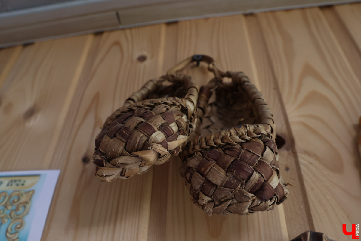 В Юрьев-Польском районе живет удивительный мастер, разработавший уникальную технологию создания пластичных скульптур из бересты. Все статуэтки словно живые. Подобной динамики мужчина добивается благодаря изгибам фигуры, складкам на одежде и другим деталям. Не верите, что это возможно? Смотрите наш фоторепортаж!