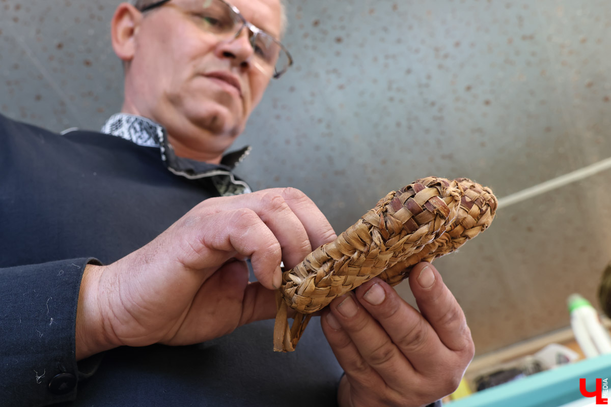В Юрьев-Польском районе живет удивительный мастер, разработавший уникальную технологию создания пластичных скульптур из бересты. Все статуэтки словно живые. Подобной динамики мужчина добивается благодаря изгибам фигуры, складкам на одежде и другим деталям. Не верите, что это возможно? Смотрите наш фоторепортаж!