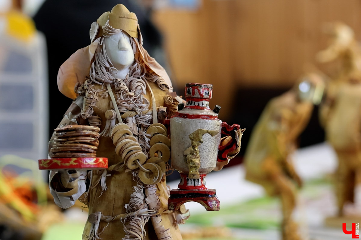 В Юрьев-Польском районе живет удивительный мастер, разработавший уникальную технологию создания пластичных скульптур из бересты. Все статуэтки словно живые. Подобной динамики мужчина добивается благодаря изгибам фигуры, складкам на одежде и другим деталям. Не верите, что это возможно? Смотрите наш фоторепортаж!