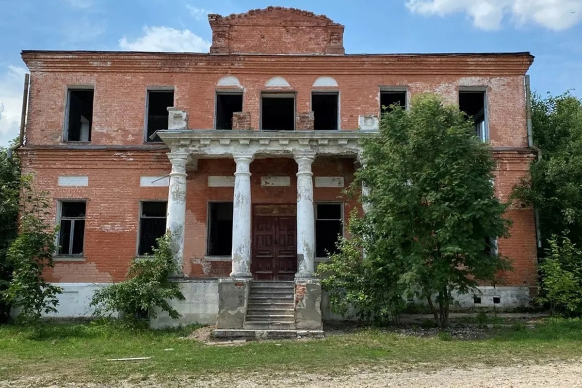 Объявления о продаже умеют удивлять. Наравне со старым шкафом и свадебным платьем новых владельцев в 33-м регионе ищут воздушный корабль и даже участок ландшафтного комплекса с богатой историей и памятником XII века поблизости. Самые неожиданные предложения «Ключ-Медиа» собрал в единый обзор.