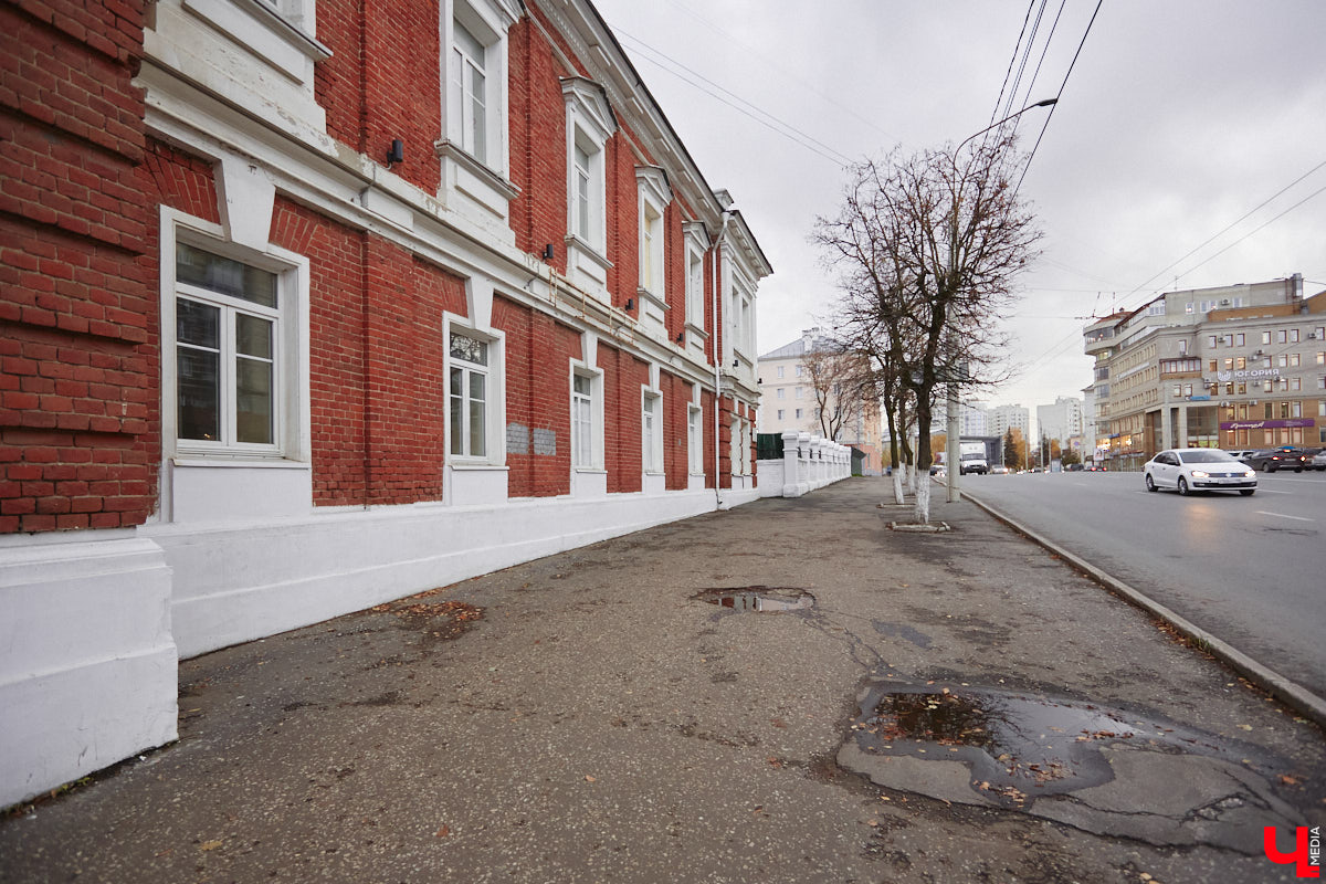 Объявления о продаже умеют удивлять. Наравне со старым шкафом и свадебным платьем новых владельцев в 33-м регионе ищут воздушный корабль и даже участок ландшафтного комплекса с богатой историей и памятником XII века поблизости. Самые неожиданные предложения «Ключ-Медиа» собрал в единый обзор.