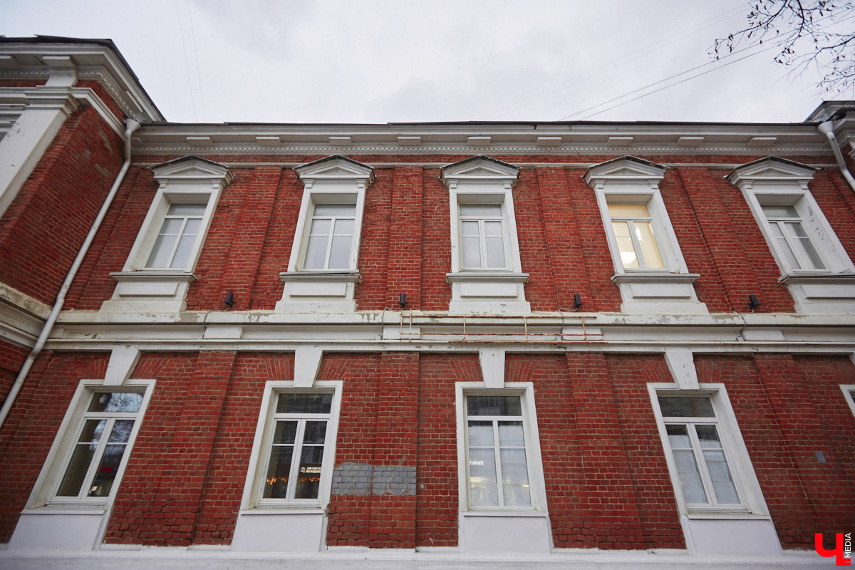 Объявления о продаже умеют удивлять. Наравне со старым шкафом и свадебным платьем новых владельцев в 33-м регионе ищут воздушный корабль и даже участок ландшафтного комплекса с богатой историей и памятником XII века поблизости. Самые неожиданные предложения «Ключ-Медиа» собрал в единый обзор.