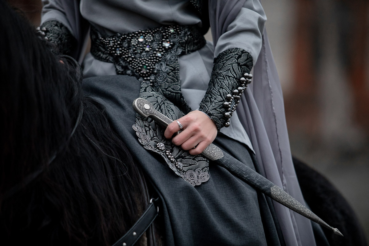 Во Владимирской области фотографам раздолье. Столько мест для реализации творческих проектов. Даже собственный а-ля средневековый замок в Муромцеве имеется. Кстати, недавно около усадьбы Храповицкого прошла эффектная съемка, отсылающая нас своей атмосферой на веков эдак семь назад.