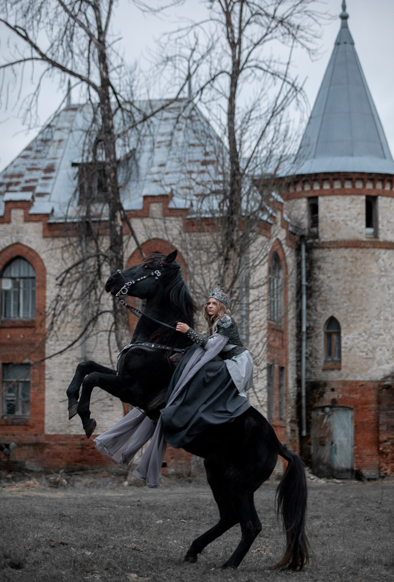Во Владимирской области фотографам раздолье. Столько мест для реализации творческих проектов. Даже собственный а-ля средневековый замок в Муромцеве имеется. Кстати, недавно около усадьбы Храповицкого прошла эффектная съемка, отсылающая нас своей атмосферой на веков эдак семь назад.